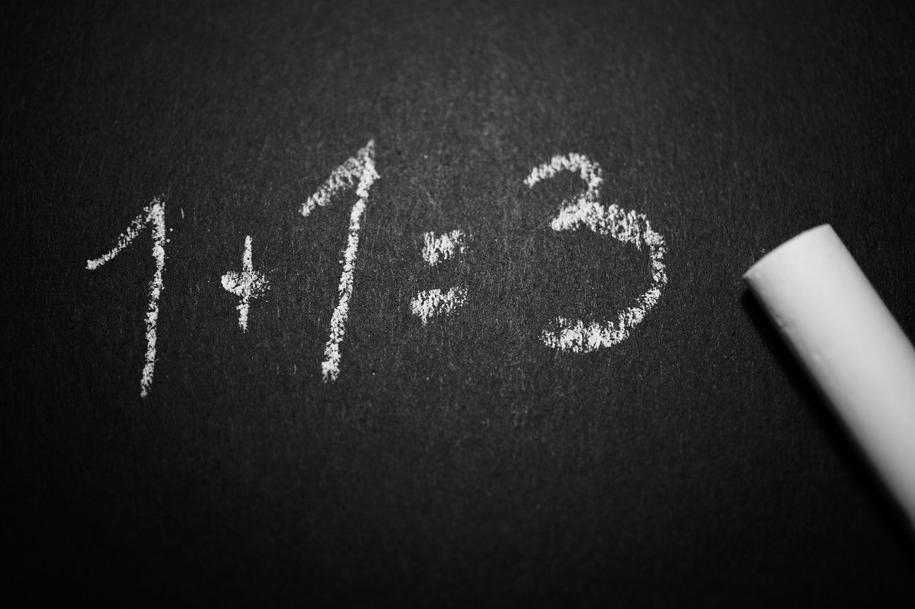 1+1=3 auf einer Kreidetafel