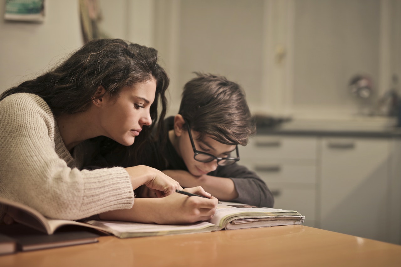 Frau gibt Schüler Nachhilfe